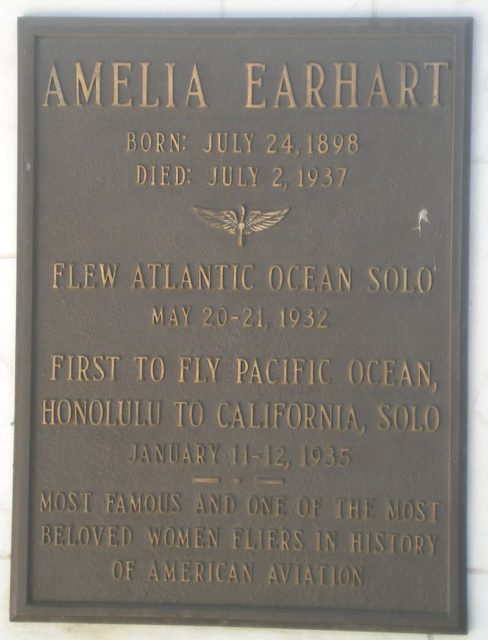 Amelia Earhart Plaque at Valhalla Memorial Park, North Hollywood. CA: Earhart Tribute at Portal of the Folded Wings. CC BY-SA 3.0.