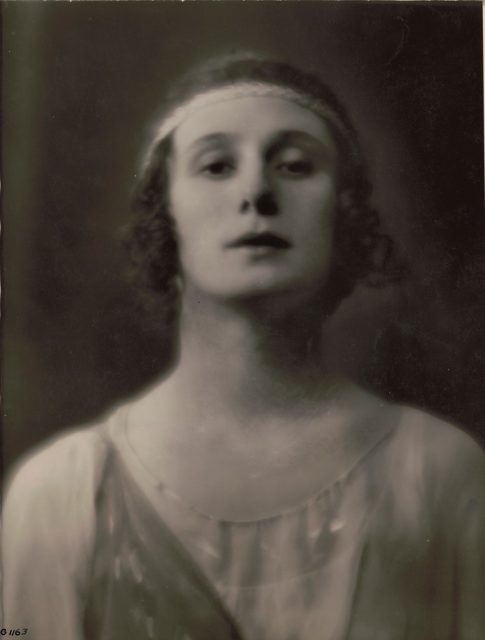 Anna Pavlova in 1915. Author: Arnold Genthe, Library of Congress. CC0