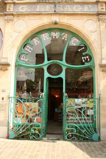 Art Nouveau style chemist shop doorway. Author: Ian Parkes. CC BY 2.0.