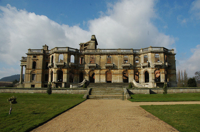 For nearly two centuries Witley was closely associated with the Foley family. They massively expanded the house over the 180 years it was in their ownership. Author: Steve p2008 – CC BY 2.0.