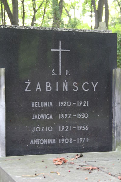 Grave of Jan Żabiński and Antonina Żabińska at Powązki Cemetery in Warsaw, Poland. Author AldraW CC BY-SA 3.0