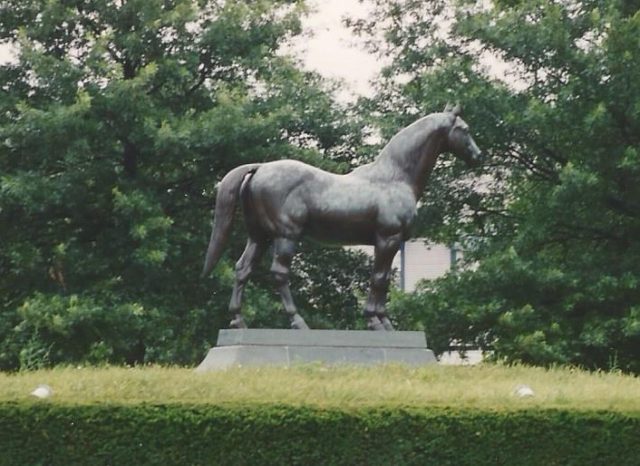 The statue of Man o’ War at the Kentucky Horse Park. Photo by Jlvsclrk – CC BY-SA 4.0