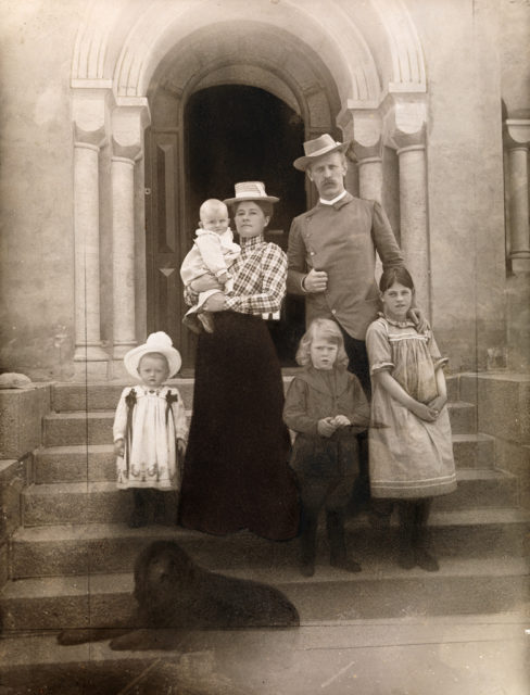 Fridtjof Nansen with his wife Eva and the children (from the left) Irmelin, Odd, Kåre and Liv before the entrance of their house Polhøgda (1902). Author: Ludwik Szaciński. CC BY 2.0