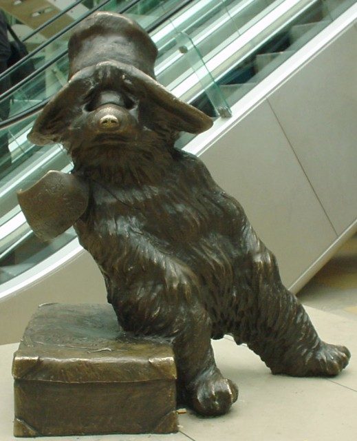 Paddington Bear at Paddington Station. Author: Lonpicman. CC BY-SA 3.0
