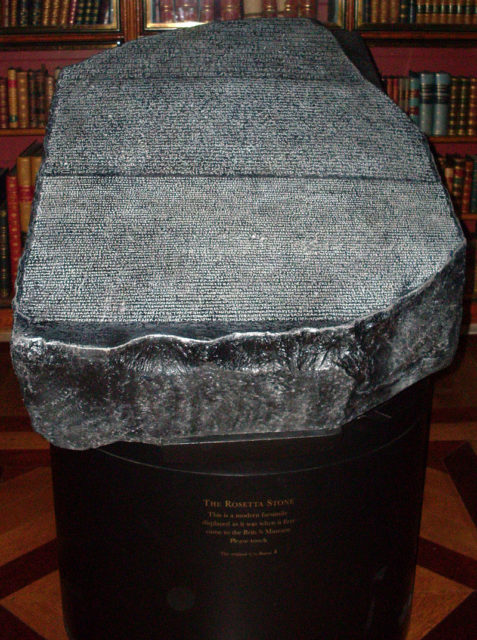 Replica of the Rosetta Stone as it was originally displayed, within the King’s Library of the British Museum Author: Kacperg333 CC BY-SA 3.0