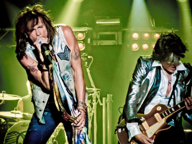 Aerosmith in Concert (Arnhem, Netherlands), Photo by Julio Aprea – Steven & Joe, CC BY-SA 2.0