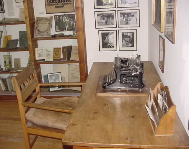 Hesse’s writing desk, pictured at the Museum Gaienhofen Author:Svencb CC BY-SA 3.0