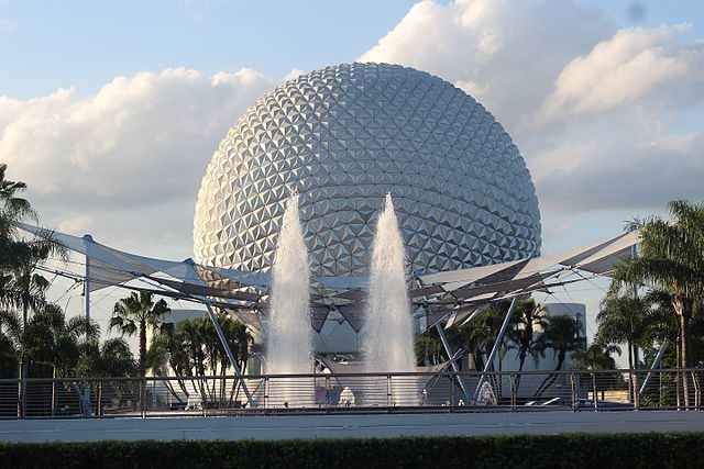 Spaceship Earth as seen from within the park in 2016. Author, Theme Park Tourist – Flickr,Theme Park Tourist – Flickr, CC BY 2.0.