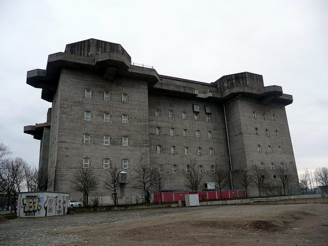 Former Flak Tower, Feldstrasse, Hamburg. Up to 30,000 people sheltered here during air raids. Converted to a media center in 1992. Author: Reading Tom. CC BY 2.0