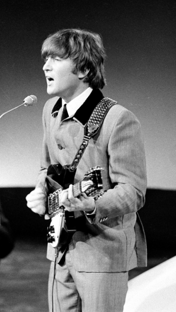 Lennon performing in 1964. Author: John_Lennon_1964_001.png: VARA derivative work: GabeMc (talk) CC BY-SA 3.0 nl