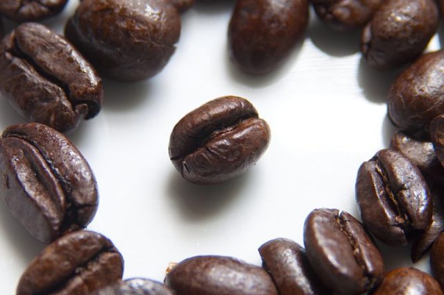 Roasted coffee beans Author: Robert Knapp CC BY-SA 3.0