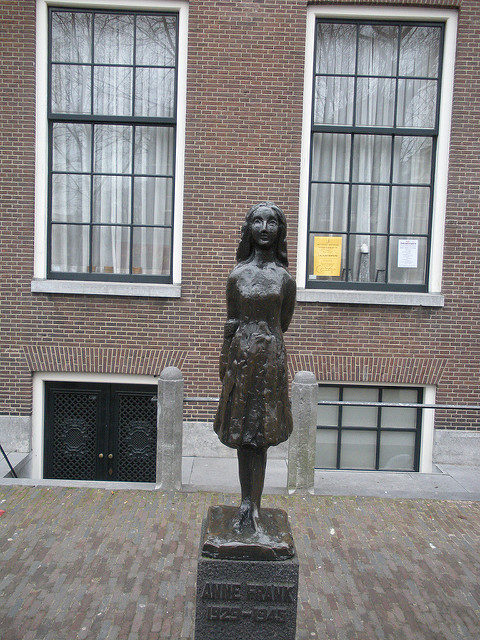 Figure of Anne Frank, located in the street next to the house where she was in the war. Author: Javier Vte Rejas CC BY2.0