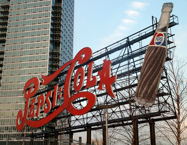 Vintage-style Pepsi advertisement on Long Island City, in New York. Author:Fraser Mummery CC BY2.0