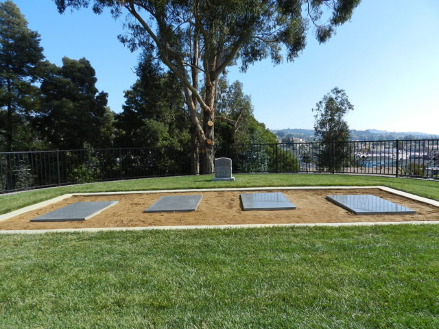 Memorial gravesite, Evergreen Cemetery, Oakland. Author: Mercurywoodrose CC BY-SA 3.0