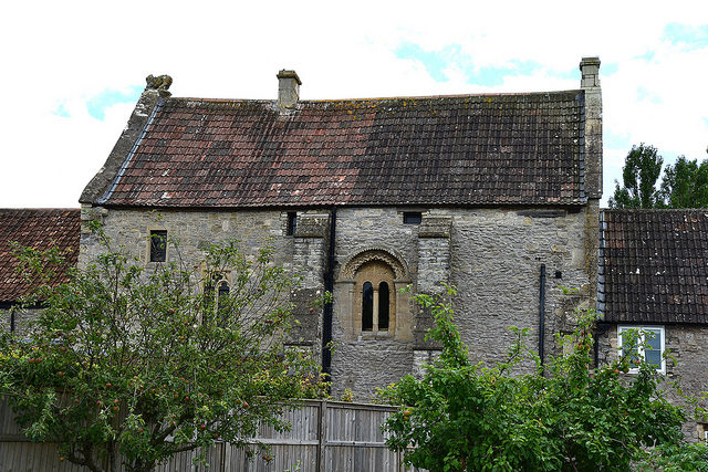 The oldest continuously occupied Manor House (12th Century Norman – possibly 1148) in England. Author: Hugh Llewelyn CC BY2.0