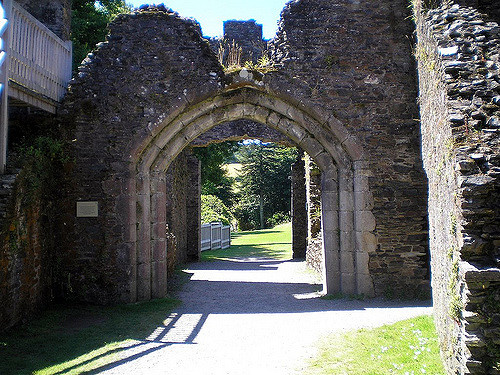 Castle Entrance from inside Author:Judy Ginn CC BY2.0