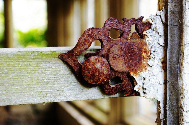 Stylish but rusty doorknob. Author: http://underclassrising.net/ CC BY-SA 2.0