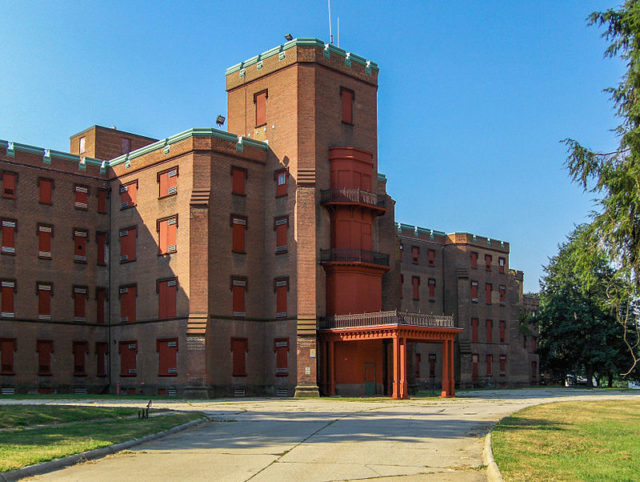 The main building of St Elizabeths Hospital (2006), located in Washington, D.C., now abandoned, was one of the sites of the Rosenhan experiment Author: Tom CC BY-SA 2.5