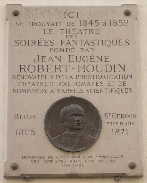 Commemorative plaque, 11 rue de Valois in Paris, where one could experience the Fantastic Evenings of Robert-Houdin. Author: Wikimedia Commons / Mu CC BY-SA 3.0