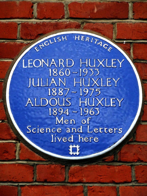 English Heritage blue plaque at 16 Bracknell Gardens, Hampstead, London, commemorating Aldous, his brother Julian, and father Leonard. Author: Spudgun67 CC BY-SA 4.0