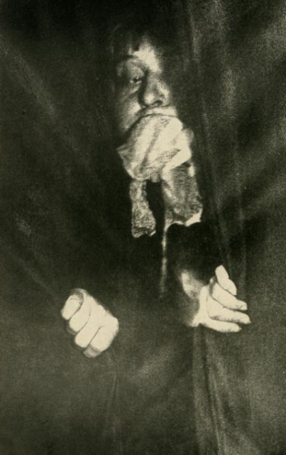 Carrière during a séance