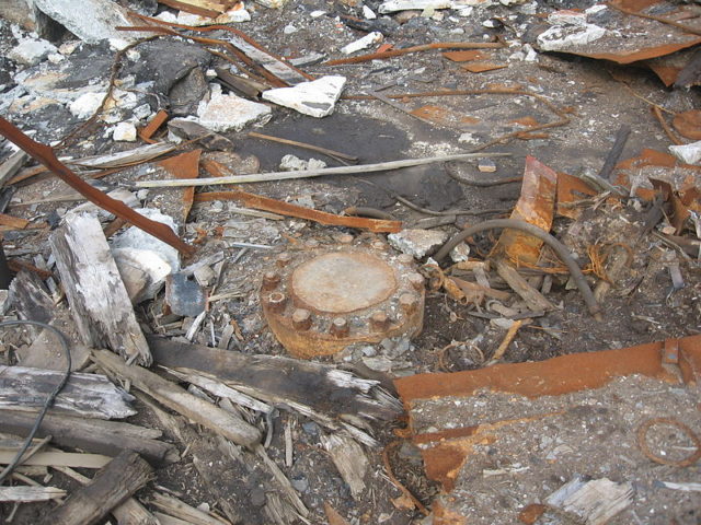 The borehole itself (welded shut), August 2012. Author: Rakot13. CC BY-SA 3.0.