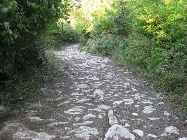 Remains of Via Egnatia near Radozda (a village on the shore of Lake Ohrid). Author: Marion Golsteijn. CC BY-SA 3.0.