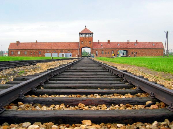 Auschwitz-birkenau-main track Author C.Puisney CC BY-SA 3.0