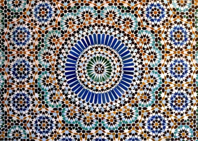 Zellige tiles in a mosque in Paris. Author: MarcCooperUK, CC-BY-2.0
