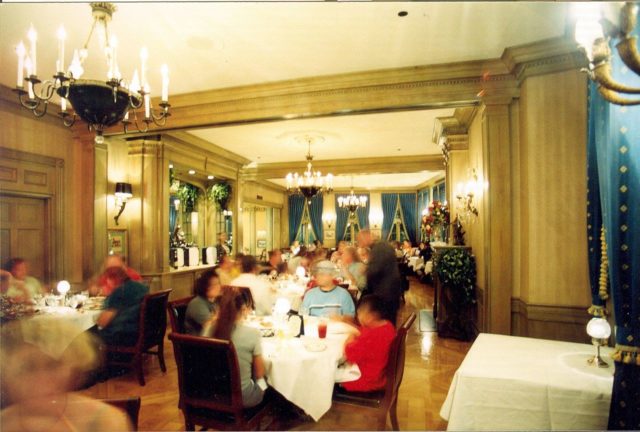 The original main dining room prior to the 2014 remodel. Today the Grand Salon is located here. Author: Space Mountain Mike CC BY-SA 3.0