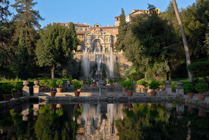 Central view of the Villa d’Este in Tivoli during the day.