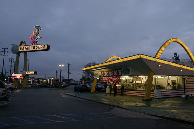 The oldest operating McDonald’s on Lakewood and Florence in Downey, California, was the chain’s third restaurant and the second to be built with the Golden Arches. Photo by Bryan Hong (Brybry26) – CC BY-SA 2.5