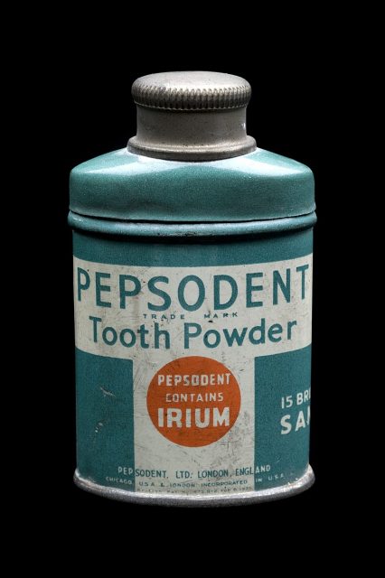 Metal bottle of ‘Pepsodent’ tooth powder. Author: Welcome Images CC-BY 4.0