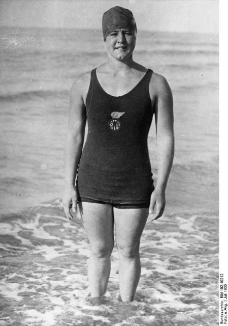Gertrude Ederle: “People said women couldn’t swim the Channel, but I proved they could.” Author: Bundesarchiv, Bild CC BY-SA 3.0 de