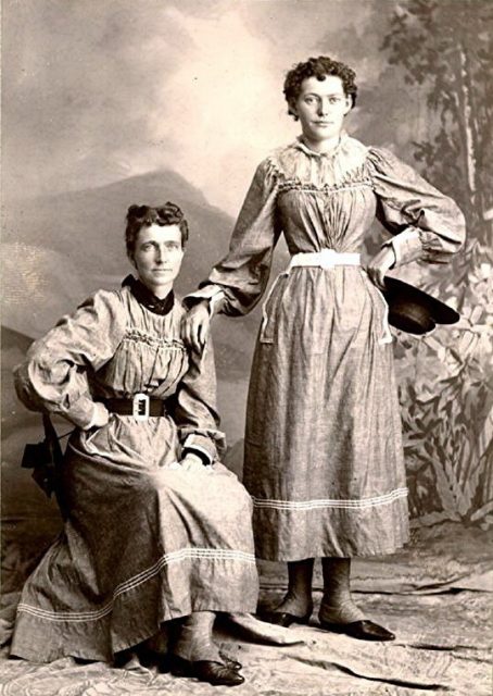 Helga (left) with her daughter Clara, 1897