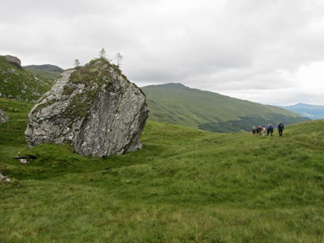 Rob Roy’s Putting Stone, a boulder he supposedly used for stone putting, near Lochan nan Eireannaich at the head of Kirkton Glen where the pass leads from Balquhidder to Glen Dochart. Author: dave souza – CC BY-SA 4.0