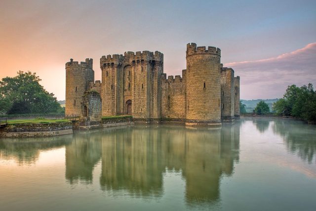 Built in 1385, Bodiam Castle in East Sussex, England, is surrounded by a water-filled moat. Author: WyrdLight.com – CC BY-SA 3.0