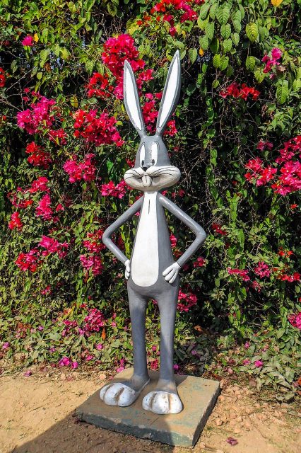 Statue evoking Bugs Bunny at Butterfly Park Bangladesh. Author: © Moheen Reeyad CC BY-SA 4.0