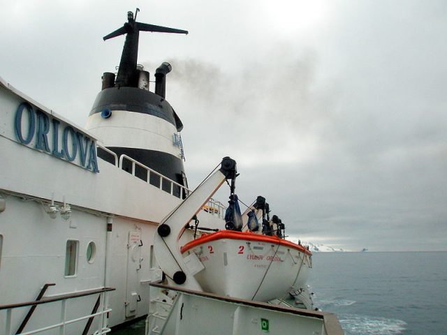 Motor Vessel Lyubov Orlova and its lifeboats; the first one had a two-cylinder diesel engine which was being repaired by the Russian crew. Author: Lilpop,Rau&Loewenstein – CC BY-SA 3.0