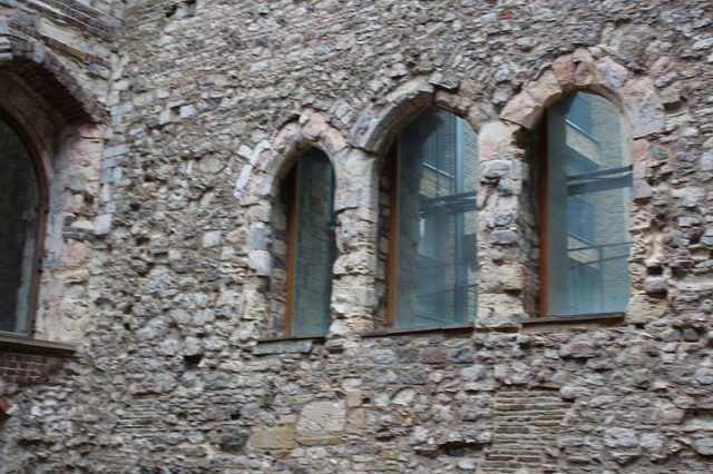 Winchester Palace, a 12th-century palace built by the Bishop of Winchester in the London Borough of Southwark and mostly destroyed by fire in 1814. Remains of walls from the 14th century, with a rose window, are visible on Clink Street. Author: Deror_avi – CC BY-SA 4.0