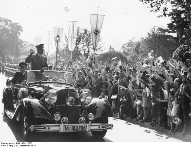 Hitler in a W150 cabriolet in Bad Godesberg, 1938 Photo: Bundesarchiv, Bild 183-H12705 / CC-BY-SA 3.0