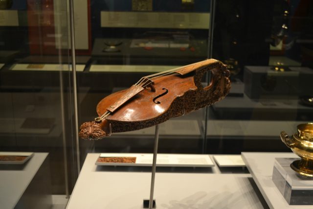 The citole on display in the old medieval gallery at the British Museum (Room 42)