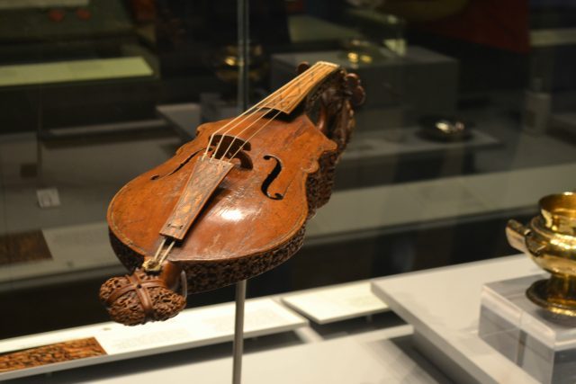 The body, neck, and headpiece of the instrument are authentic