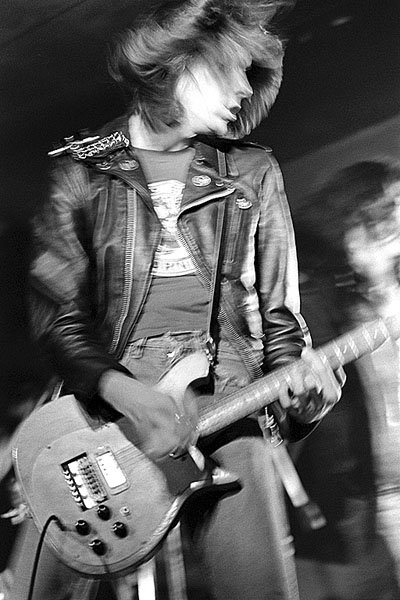 Johnny Ramone in concert, 1977. Author: Michael Markos/ CC BY-SA 2.0