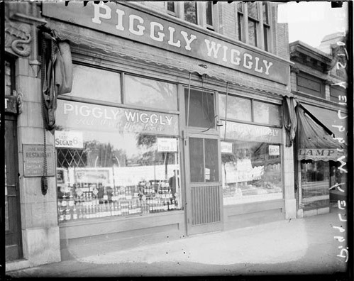 Front of the Piggly Wiggly store located at 106 South Austin in the Austin community area, Chicago.
