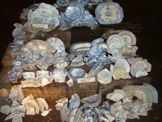 Plates found while cleaning the tunnels of debris. Author: Chowells CC BY-SA 3.0