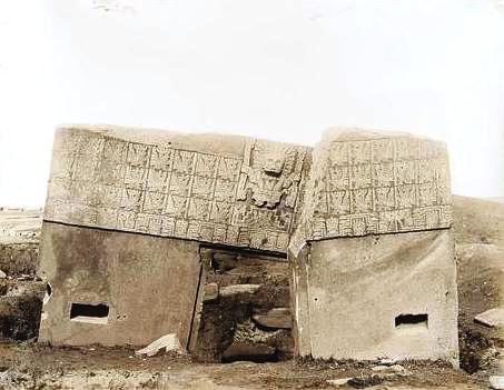 Gate of the Sun, rear view (1903)