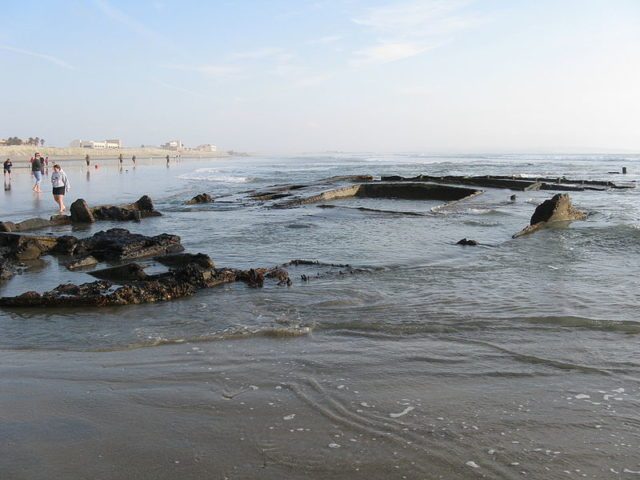 Photos taken at low-tide in 2010 of the wreck of the SS Monte Carlo near Coronado Shores. Author: Jamie Lantzy – CC BY-SA 3.0