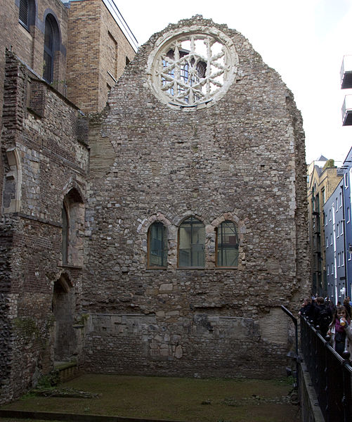 Today, only the foundations and ruins of the Great Hall survive with an impressive rose window. Author: Tony Hisgett from Birmingham, UK. Remains of Winchester Palace uploaded by oxyman – CC BY 2.0.