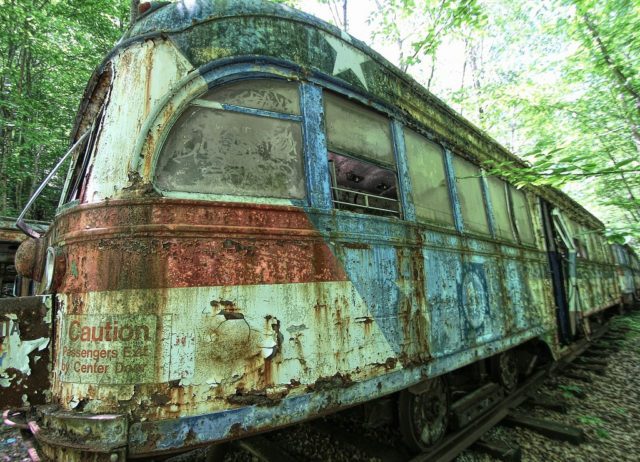 Metka has goals for these streetcars but a lot of them are way beyond repair. He believes that each could be repaired or restored with new parts. Author: Forsaken Fotos, CC BY 2.0